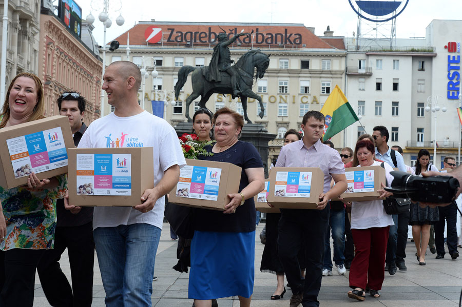 Trg bana Josipa Jelačića - U ime obitelji