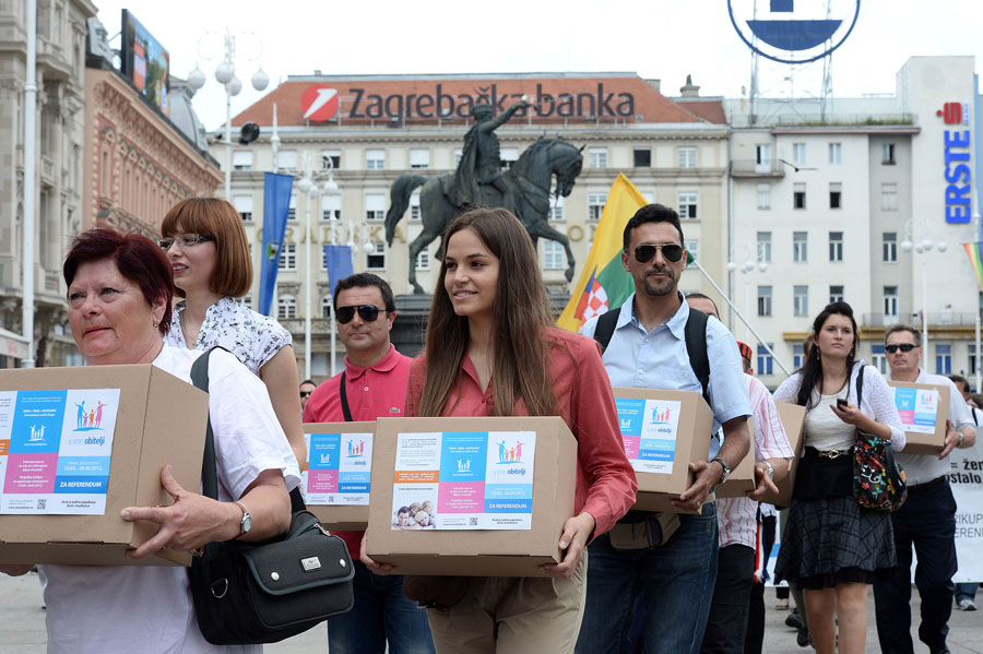 Trg bana Josipa Jelačića - U ime obitelji